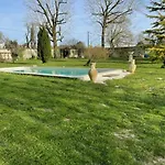 Chateau De Nocleg ze śniadaniem 3*