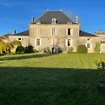 לינה וארוחת בוקר Chateau De