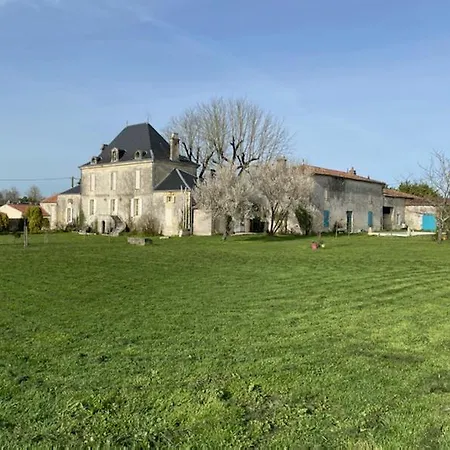 Chateau De Bed & Breakfast Varaize
