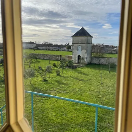 Chateau De Bed & Breakfast Varaize