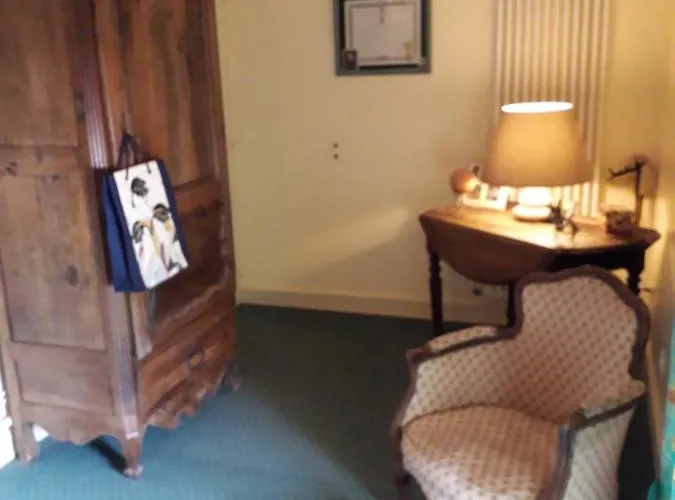 Chateau De Bed & Breakfast Varaize