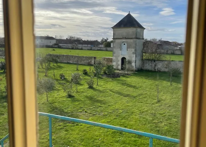 Chateau De Bed and Breakfast Varaize